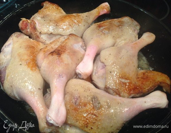 Разогрейте 2 ст л сливочного масла в сковороде (или в утятнице), обжарьте утиные ножки до золотистой корочки.