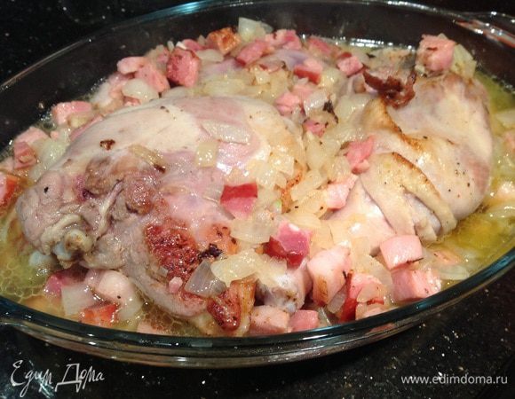 Выложите в жаропрочную форму (или продолжайте готовить в утятнице), влейте 250 мл горячей воды, накройте крышкой и томите в духовке 1 час.