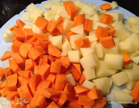 Морковь и картофель вымойте, очистите и порежьте кубиками.