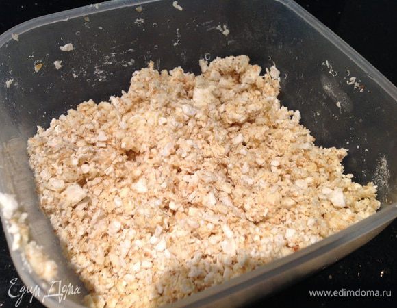Раскрошите хлеб. Смешайте крошки с маслом, сахаром и 1 щепоткой соли. 