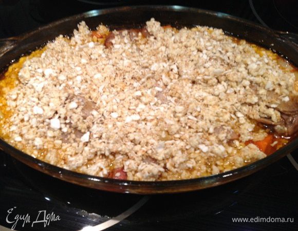 Повысьте температуру в духовке до 225 градусов. Распределите хлебные крошки поверх утиных ножек и овощей и оставьте в духовке на 15 минут...