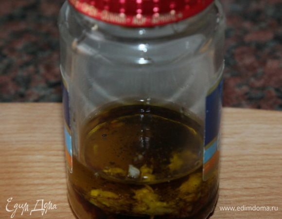 сначала приготовим заправку: соевый соус, оливковое масло, уксус, апельсиновый сок, чеснок рубленый, мед и молотый перец отправляем в баночку