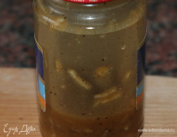 закрываем баночку крышечкой и энергично встряхиваем. Получится эммульсия. Можно попробовать и, если есть необходимость, подкорректировать по вкусу.