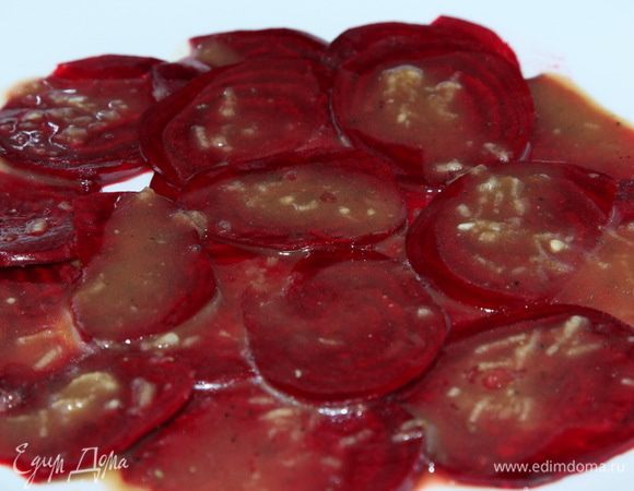 свёклу маленькую очищаем и нарезаем очень тонкими пластинками, выкладываем на плоское блюдо и каждый кружочек поливаем заправкой. Отставляем в сторону для маринования и переходим к соусу.