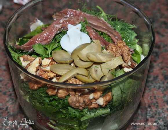 для соуса листья салата, оливки, орехи, 2 столовые ложки оливкового масла, 4 анчоуса и половину пучка петрушки отправляем в блендер