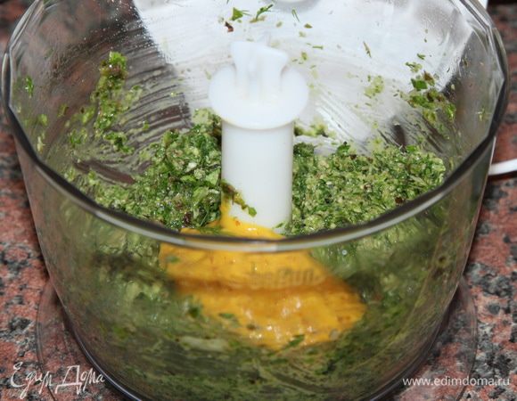 взбиваем до полного смешивания и затем добавляем 1 столовую ложку цитрусовой горчицы и снова пробиваем блендером. Здесь тоже пробуем и корректируем по вкусу.