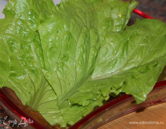 собираем наш салат. В порционный салатник выкладываем слоем листья салата