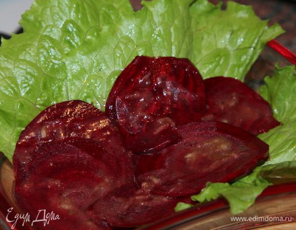 затем выкладываем в один слой промаринованную свеклу 