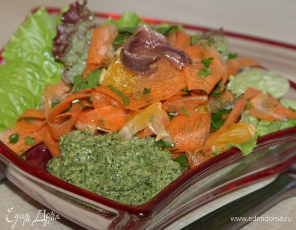 сверху выкладываем морковно-апельсиновую смесь с петрушкой и 1 анчоус, отдельно в салатнике выкладываем 1 чайную ложку соуса.