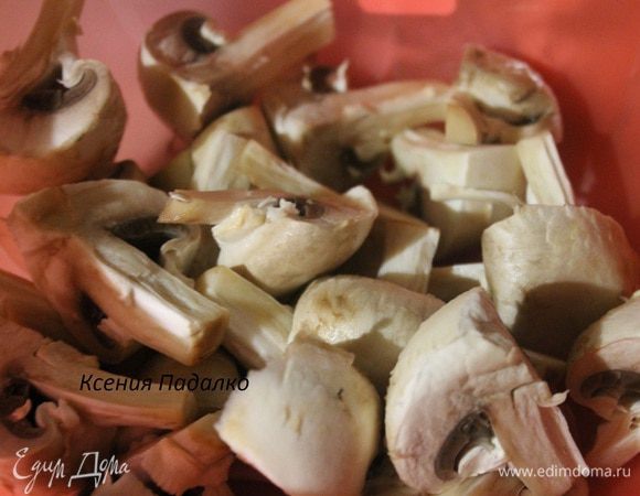 Шампиньоны помыть, высушить и разрезать на 4 части.