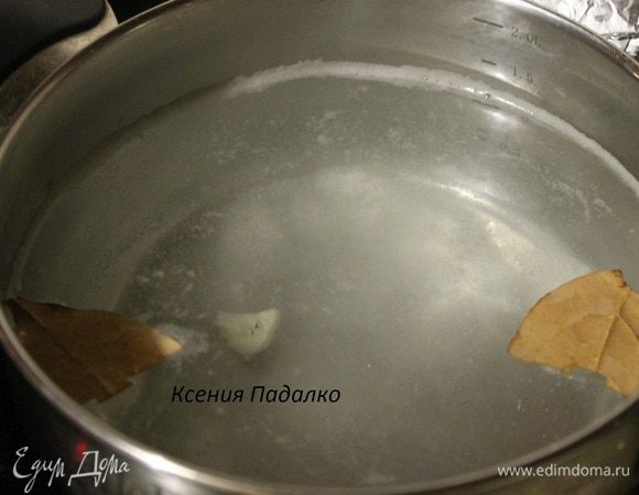 Для рассола, закипятить воду. Добавить в нее все специи и соль. Прокипятить 5 минут и выключить огонь. Залить горячим рассолом грибы, добавить уксус в банку и закатать. Переворачиваем вверх дном и оставляем в таком положении, до полного остывания. Или можно закрыть капроновой крышкой, а как остынут, просто убрать в холодильник.