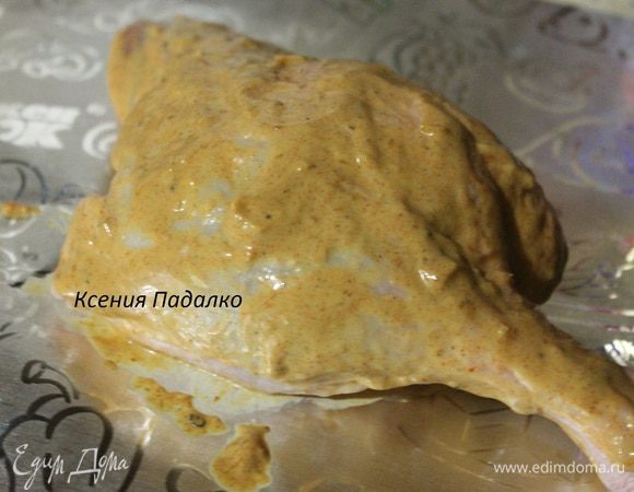 Обмазать полученной смесью утиный окорочок. Завернуть в фольгу и поставить в заранее разогретую до 180 градусов духовку, на 50 минут. Затем открыть фольгу и запекать еще 20 минут до золотистой корочки.