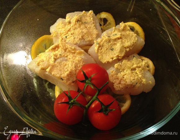 Филе трески вымыть, высушить и выложить на лимоны. Смешать хлебную крошку, мягкое сливочное масло, листочки тимьяна, соль, кайенский перец и горчицу с зёрнышками. Помазать этой смесью рыбу. Выложить в форму помидоры.