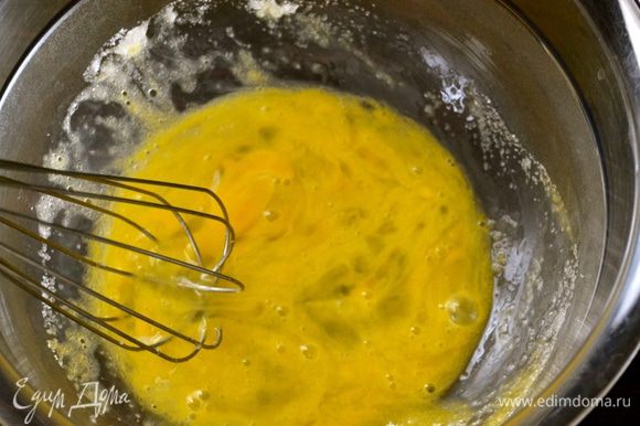 В миске слегка взбить яйцо, сахар и ванильную эссенцию (ванилин).