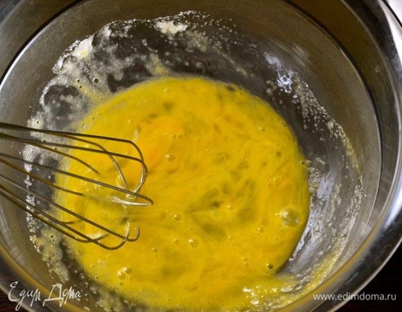 В миске слегка взбить яйцо, сахар и ванильную эссенцию (ванилин).