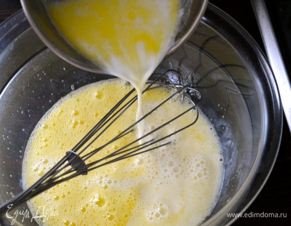 Немного подогреть молоко вместе со сливочным маслом (чтобы оно успело растаять). Добавить его к яйцу и снова взбить.