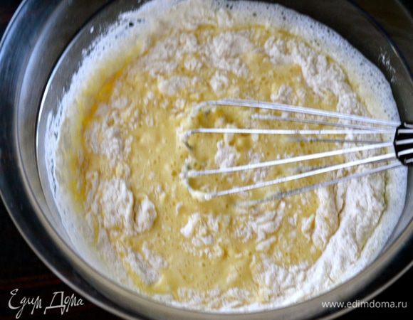 Затем всыпать муку с разрыхлителем и размешать до получения однородной гладкой массы.