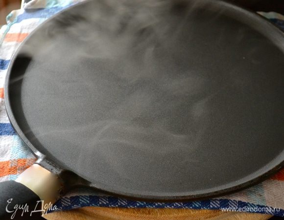 Теперь берем мокрое кухонное полотенце (намочить холодной водой!), складываем его в 2-3 слоя. Кладем на разделочную доску, ставим рядом с плитой. Берем сковороду с антипригарным покрытием. Раскалить сковороду, затем уменьшить огонь до среднего и поставить сковородку на 1-2 секунды на мокрое полотенце (можно использовать мраморную подставку).