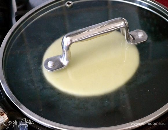 Сковороду накрыть сразу крышкой.