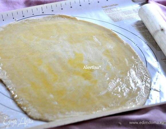 Раскатаем в прямоугольную форму. Смажем поверхность растопленным маслом.