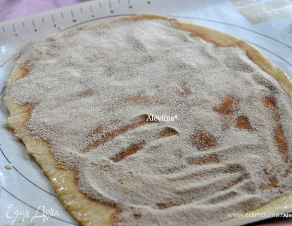 Смешаем корицу с сахарным песком. Выложим на поверхность ,разровняем.
