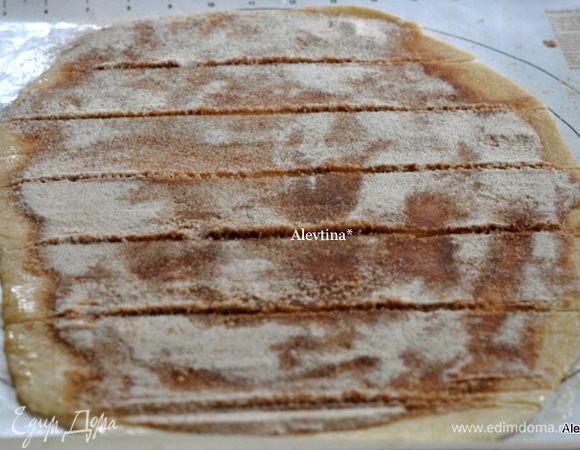 Линейкой отмеряем и разрежем по тесту размеры или на глаз. Примерно по 2,5-3 см.