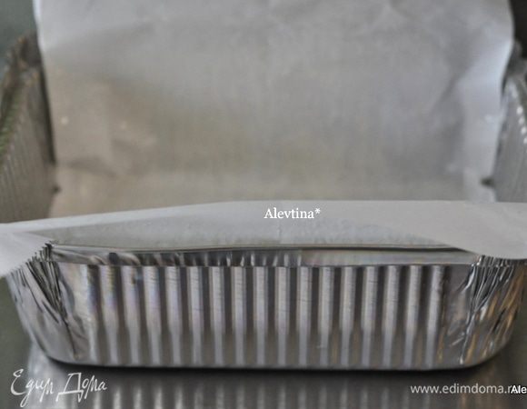 Приготовим форму для выпечки,желательно хлебная форма. Смажем дно и стенки маслом, выложим бумагу для выпечки или без нее.