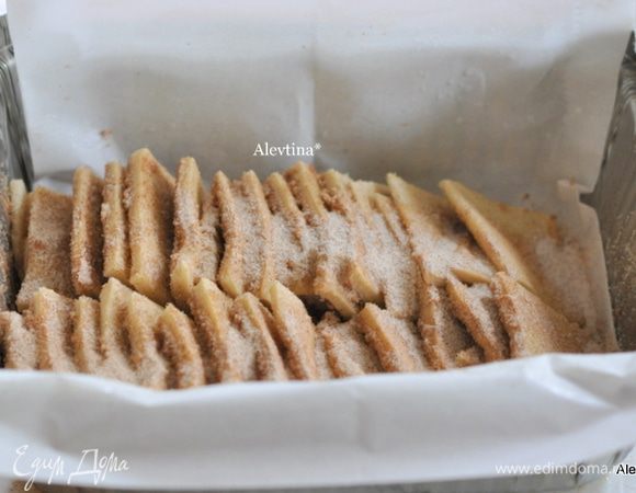 Выкладываем порезанные квадратики теста, не вплотную,свободно. Т.к во время расстойки тесто поднимится еще раз , а также во время выпечки.
Ставим в теплое место на расстойку на 1 час. Разогреем духовку на 180 гр. и выпекаем 20-30 мин. 