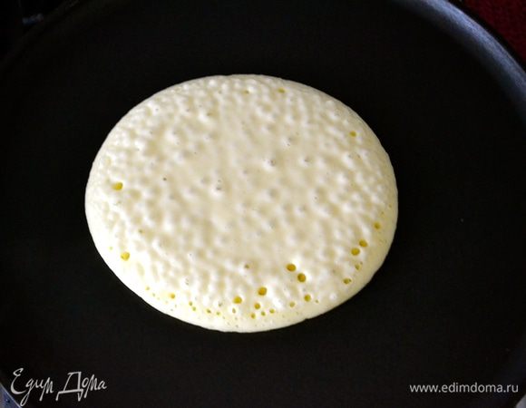 Как только на поверхности панкейка появятся пузырики, перевернуть...