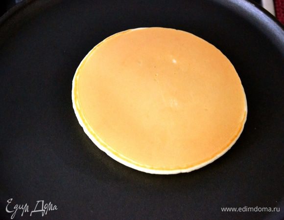 ...и допечь с другой стороны! Повторить всю "процедуру" при выпечки и последующих панкейков! Вот такие они получаются гладенькие и золотистые! ))) На приготовление каждого панкейка уйдет около 1 минуты. Всего из указанного количества ингредиентов у меня получается 7-8 панкейков, т,ч. ориентируйтесь сами! )))