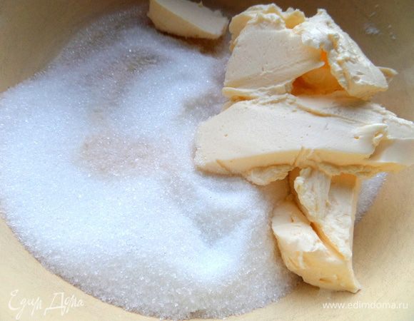 Растираем мягкое масло с сахаром и ванилью.