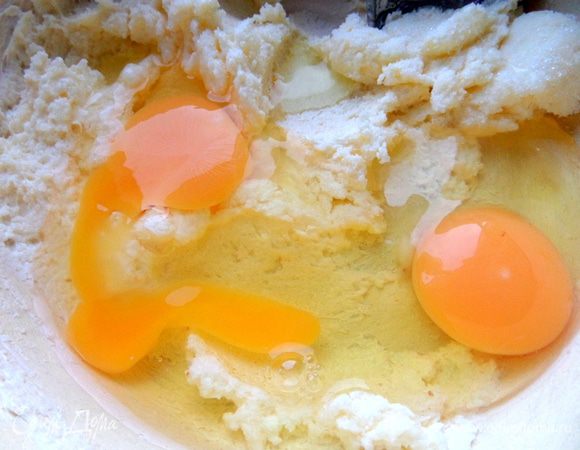 Вбиваем яйца (лучше по-одному) и снова растираем.