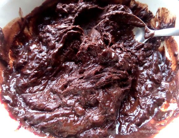 Шоколад топим на водяной бане с добавлением молока или сливок.