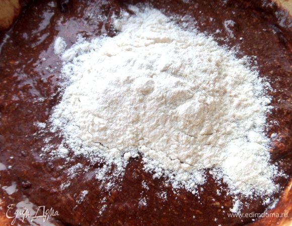 Всыпаем просеянную муку.