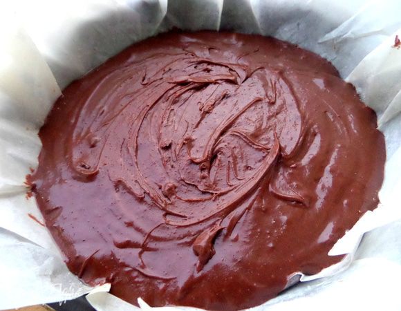 Форму 22 см застелила пергаментом и смазала маслом.