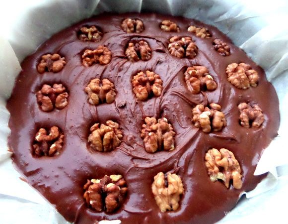 Втыкаем половинки орехов,слегка утопив. Ушло 22 половинки,но это не принципиально)))