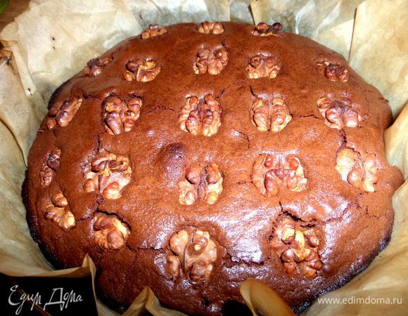 Выпекаем при 175*около получаса. Я проверяла пару раз верх рукой...,сначала корочка проваливалась,спустя время стала слегка пружинить...и тогда выключила духовку. 