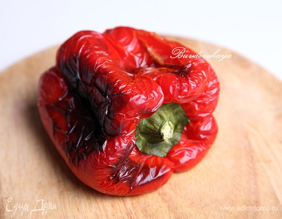 А в это время подготовим начинку. Болгарский перец вымыть, выложить на противень, застеленный фольгой и отправить запекаться в разогретую до 220 градусов духовку на 15-20 минут до появления первой обугленной кожицы. Вынуть перец из духовки, остудить, очистить от кожицы, семян, плодоножки и нарезать мелкими кубиками. Сложить в миску.