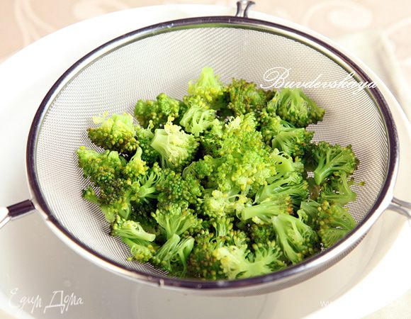 Брокколи вымыть, обсушить, разобрать на соцветия и обрезать жесткие ножки. Бланшировать пару минут в кастрюле с кипящей водой. Тут же опустить брокколи в миску с ледяной водой. Вынуть брокколи из воды, обсушить и выложить в миску с болгарским перцем.
