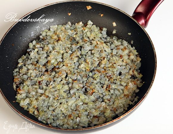 Репчатый лук вымыть, очистить, нарезать как можно мельче и пассеровать на растительном масле до прозрачности, снять с огня и выложить в миску с овощами.
