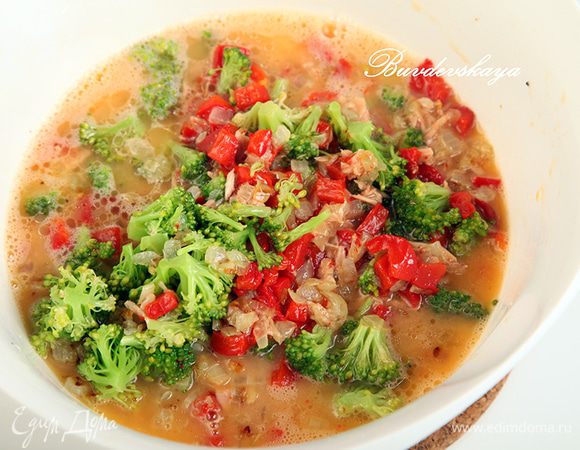 В большую миску разбить яйца, посолить, поперчить и немного взбить венчиком. Выложить подготовленные овощи и тунец (без жидкости).