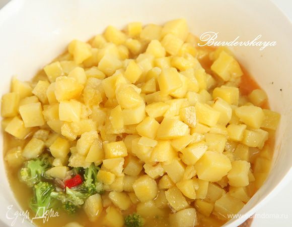 Затем выложить шумовкой картофель (без масла). И тщательно перемешать.