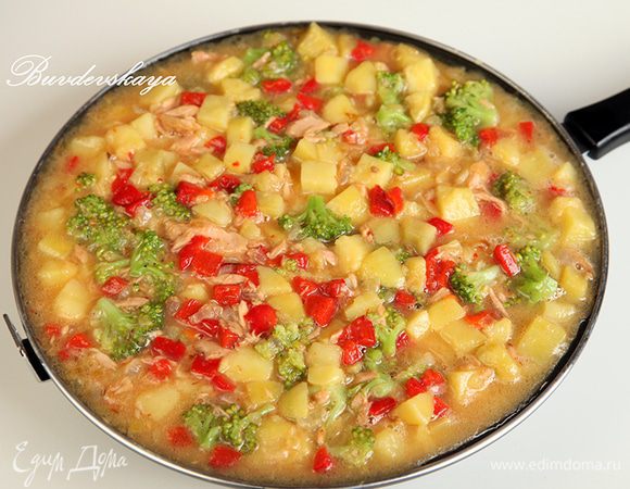 Вылить яично- овощную смесь обратно в сковороду, проткнуть в нескольких местах зубочисткой и готовить на медленном огне, периодически потряхивая сковороду влево и вправо, чтобы наша тортилья «танцевала». Затем провести силиконовой лопаткой вдоль краев тортильи, придавая ей округлую форму. Готовить до тех пор, пока края тортильи схватятся, а середина станет заметно плотнее.