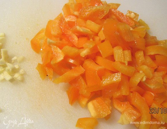 Перец и чеснок мелко рубим. Зеленый лук режем произвольно (у меня в этот раз было без него).
