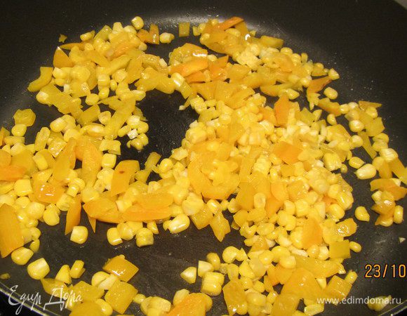 В сотейнике разогреваем 1 ст.л. оливкового масла и обжариваем перец до мягкости. У меня кукуруза была свежая, поэтому я ее добавила вместе с перцем. Добавляем чеснок и готовим еще пару минут. 
