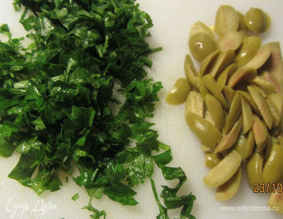 Рубим оливки и петрушку. Трем цедру лимона.

