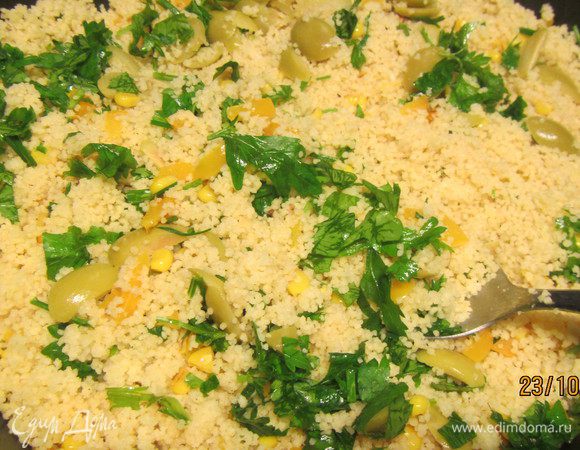 Готовый кускус заправляем оставшимся оливковым маслом (или добавляйте его по вкусу, я иногда кладу совсем немного сливочного, хотя это и не самый диетический вариант), лимонной цедрой, 1 ст.л. лимонного сока (можно и больше, добавляем по вкусу), солью и перцем. Добавляем кукурузу (если она консервированная, то сок сливаем), оливки и петрушку. Перемешиваем.

