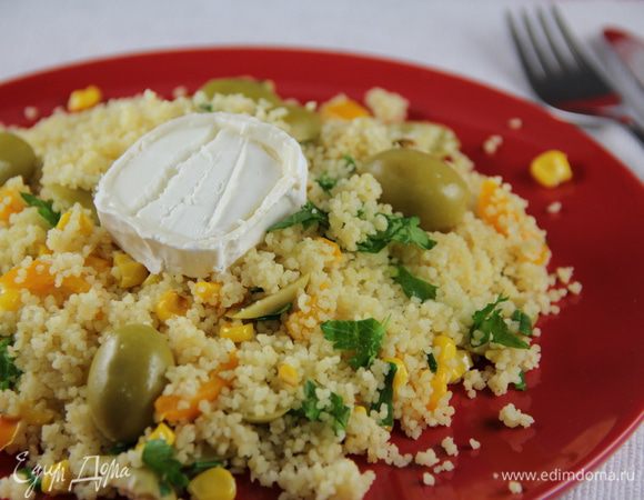 И подаем салат теплым. Сюда хорошо подойдет козий сыр, брынза или фета. Приятного аппетита))