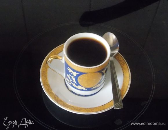 С мандарина на мелкой терке снимаем цедру и кладем в Френч-пресс затем добавляем пол палочки корицы.