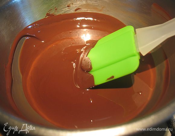 Начнем с шоколадного мусса. На водяной бане растопить шоколад, периодически помешивая. Учтите что миска с шоколадом не должна касаться кипящей воды, иначе шоколад может перегреться или сгореть.  Снять с огня и остудить до комнатной температуры. 